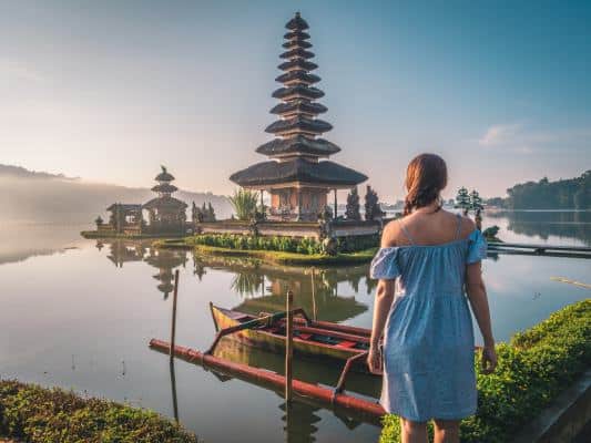 Young,Woman,Near,Pura,Ulun,Danu,Bratan,Temple,Near,Beratan