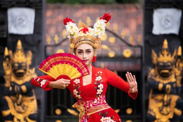 Balinese,Girl,Performing,Traditional,Dress,In,Bali,,Indonesia