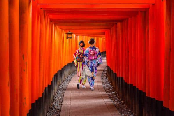 Women,In,Traditional,Japanese,Kimonos,Walking,At,Fushimi,Inari,Shrine