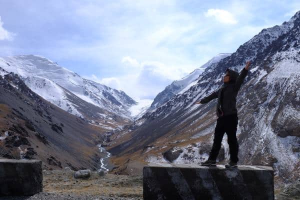 An,Asian,Female,Tourist,Taking,Picture,With,The,Background,Of