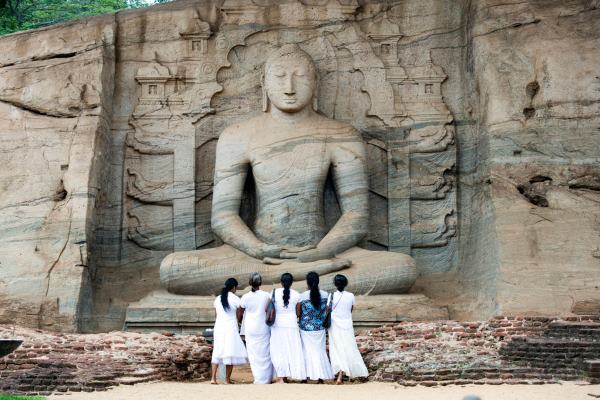 Five,Religious,Women,Are,Standing,And,Admiring,The,Great,Samadhi